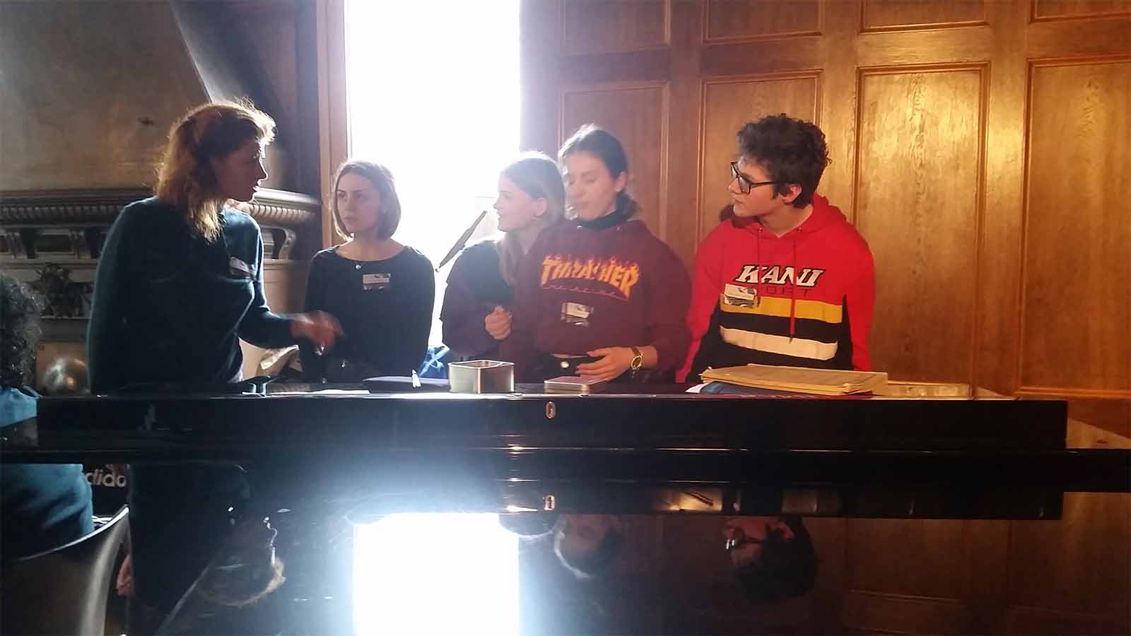 musikvermittlung_lq Musikvermittlung Lenka am Piano mit Schülerinnen und Schülern