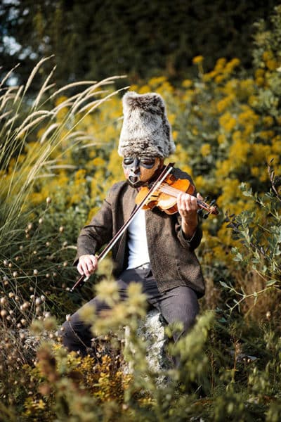 Geige spielen mit Tiermaske auf